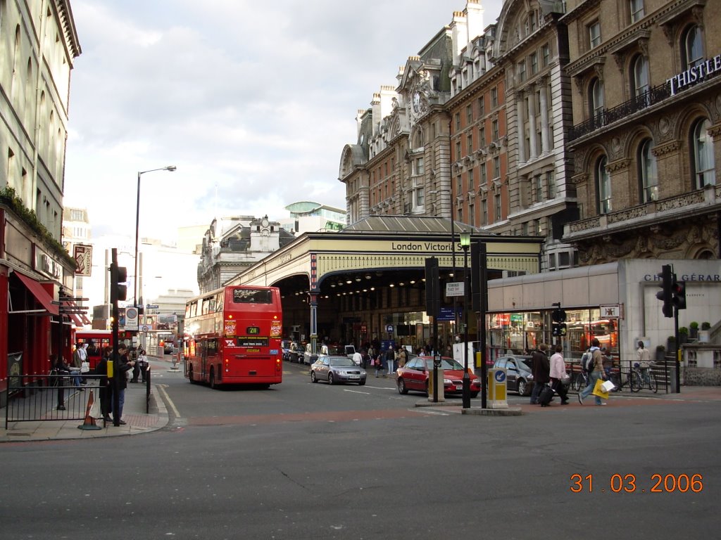 Victoria station,london. . by ww2adicto Fantelli