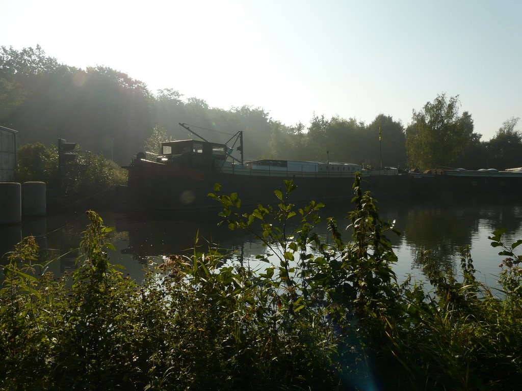 Péniche à 's'Gravenwezel by Rudy Pické