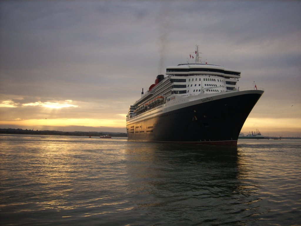 Queen Mary 2 by lore22