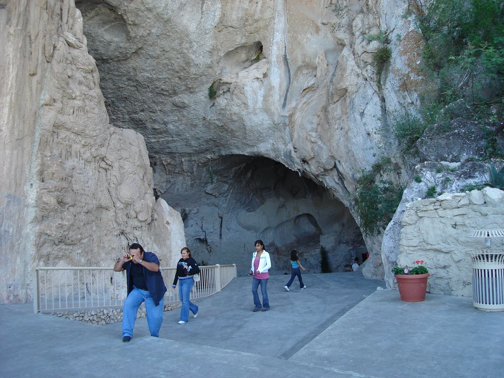 Saliendo de las grutas by Alfredo Cantu