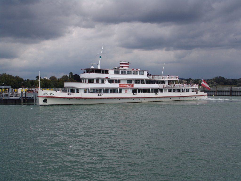 Passanger Boat in Friedrichshafen by HeliAgus