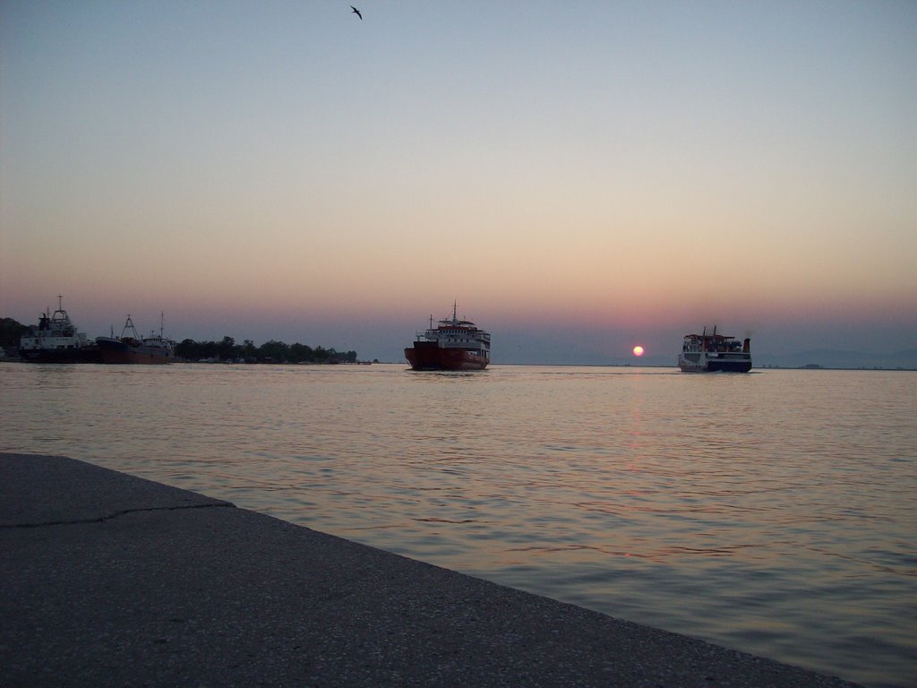 Sonnenuntergnag in Keramoti mit Fähre im Hintergrund by Phoscho