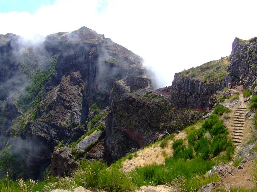 Walking to Pico do Arieiro by sralf72