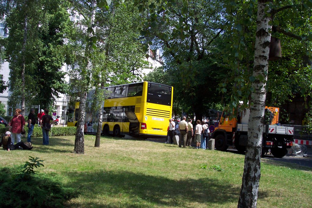 BVG-Bus kollidiert mit Steinpoller by JayPi