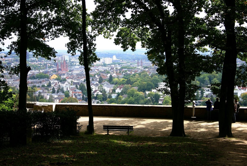 Blick vom Neroberg auf Wiesbaden by Roland_Arhelger