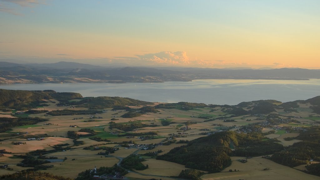 Forbodsfjellet med utsikt over Skatval by Roy-Erik Andersen