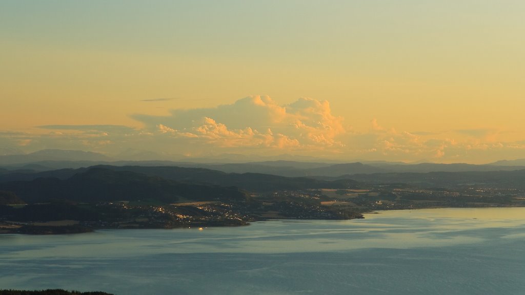 Forbodsfjellet med utsikt mot Trondheim by Roy-Erik Andersen