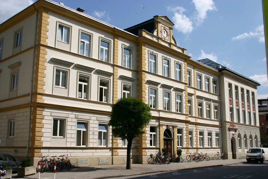 Stadt-Hauptschule by Kurt M. Treichl