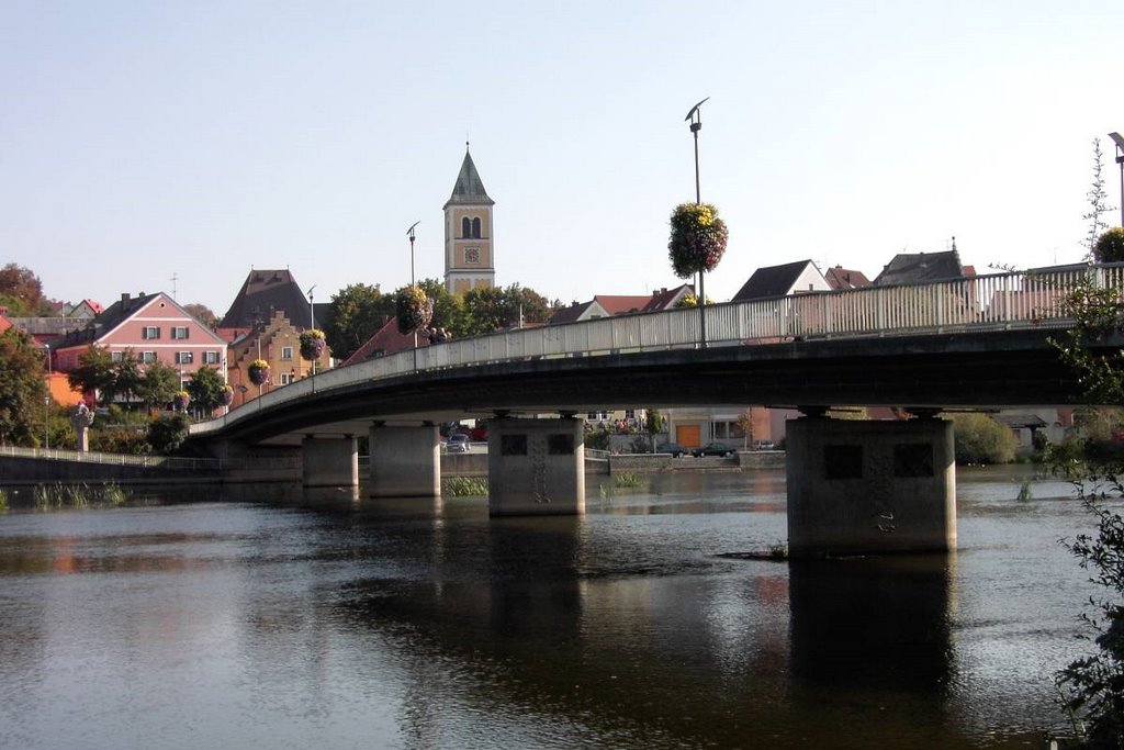 Pithiviers-Naab-Brücke in Burglengenfeld - vor Stadtsilhouette - by H. Rothbaecher by herbrothb