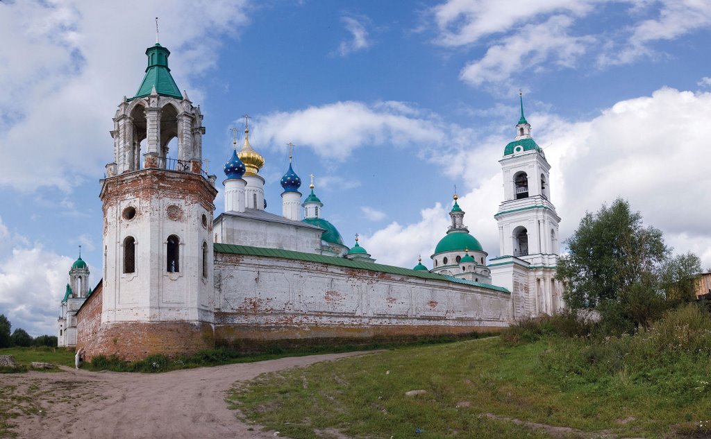 Spaso-Yakovlevsky Monastery / Rostov, Russia by Sergey Ashmarin