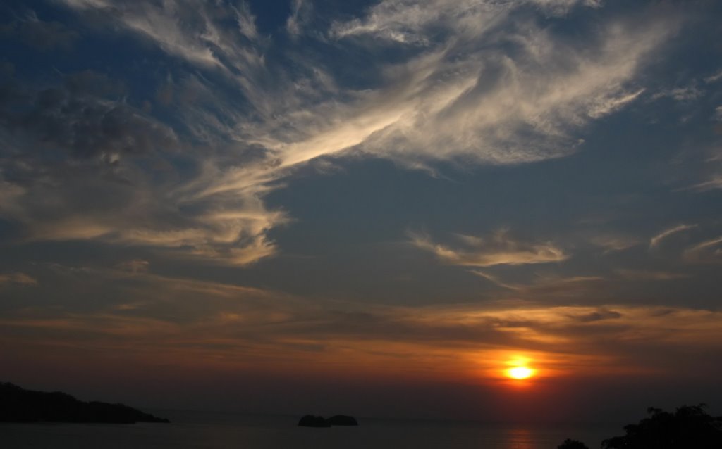 Atardecer playa hermosa by perroLD