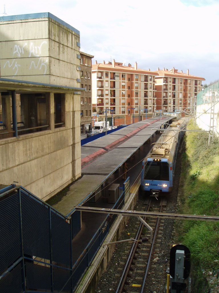 Tren en la estación de Matiko by xabier3007