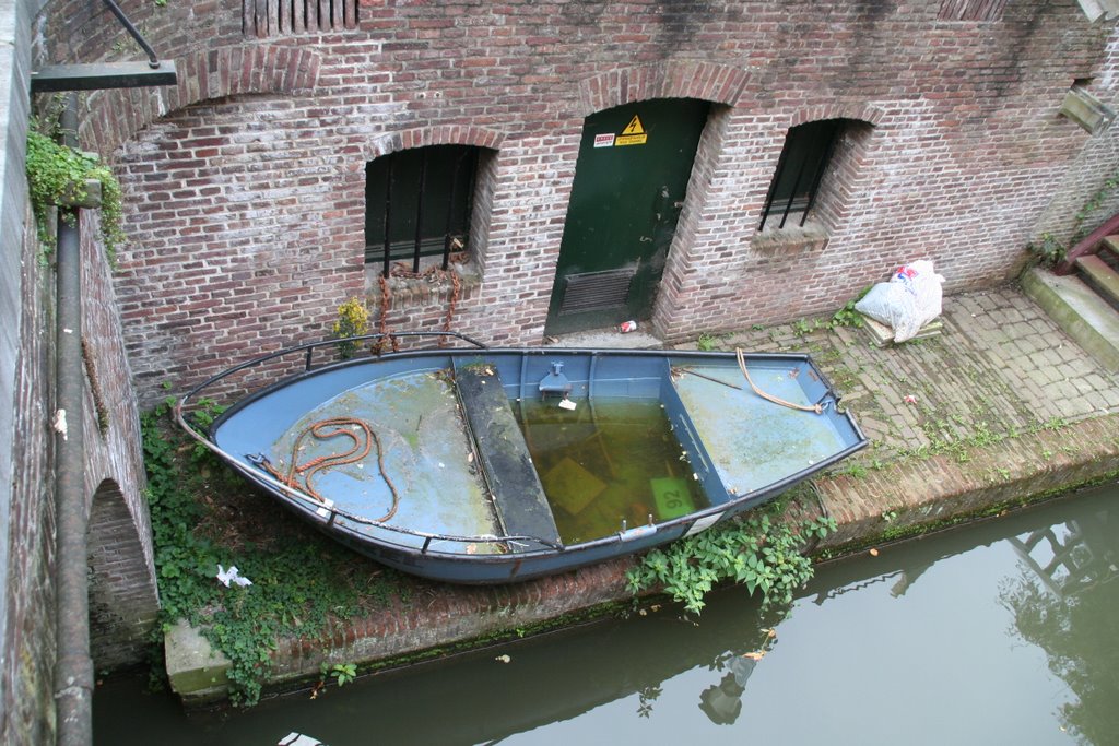 Boat and water; Kromme Nieuwegracht aan de Werf, Utrecht by Carl030nl