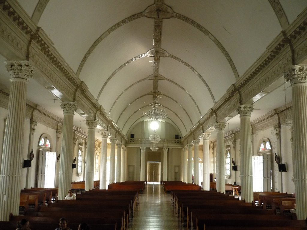 Nave central de la Basílica de Naranjo by Jerry Murillo