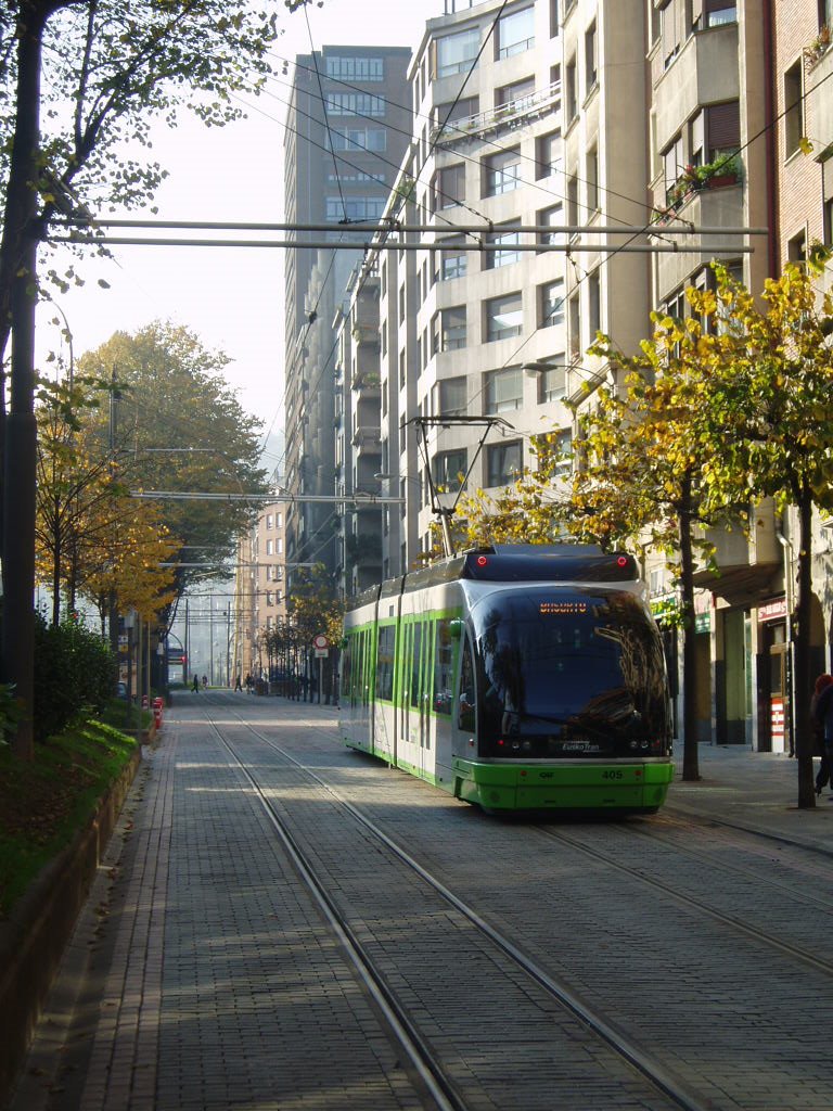 Tranvía en la Avenida Sabino Arana, ideólogo del nacionalismo vasco y fundador del PNV by xabier3007