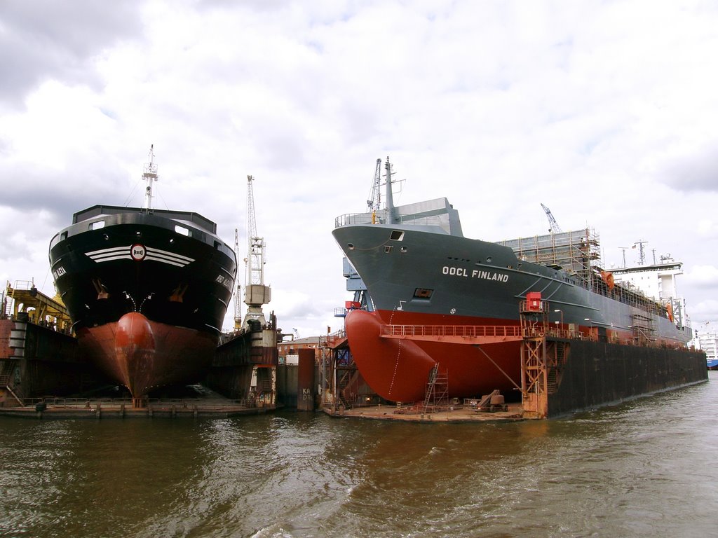 Schwimmdocks im Hamburger Hafen by Ellen Haider