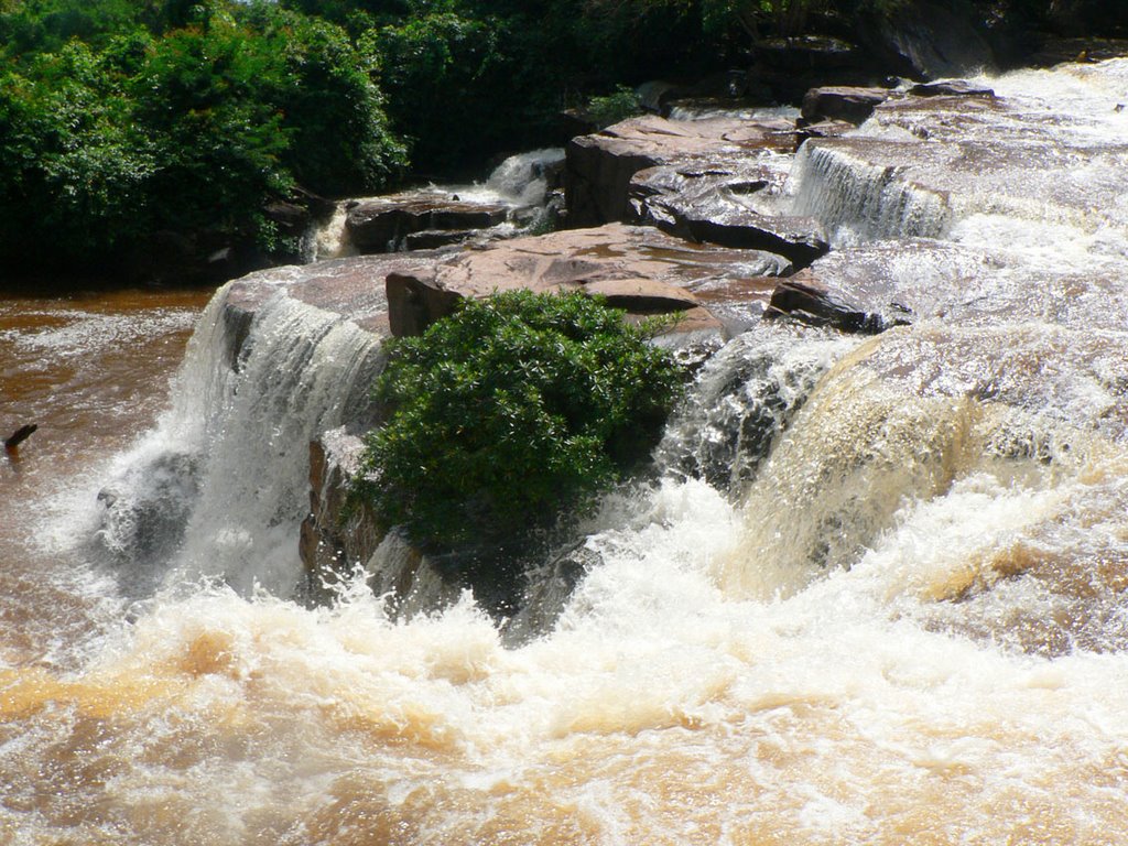 Kabal Chai Waterfall, Sihanoukville, Cambodia by Wernerandreas