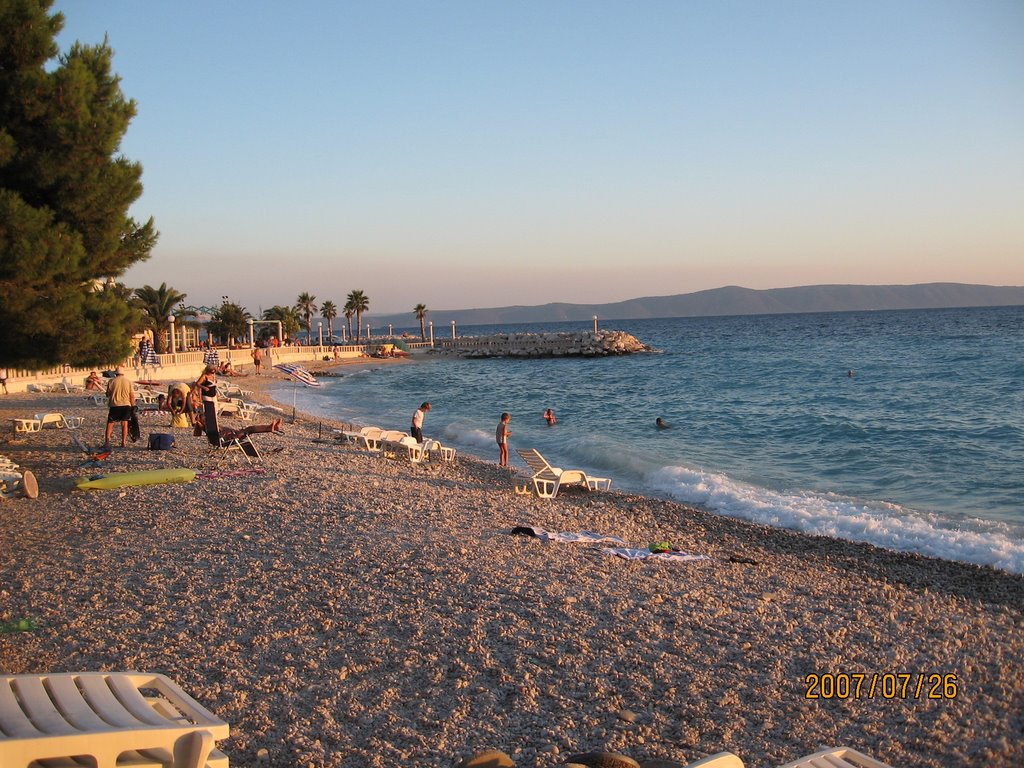 Tučepi - beach by Peter Székely