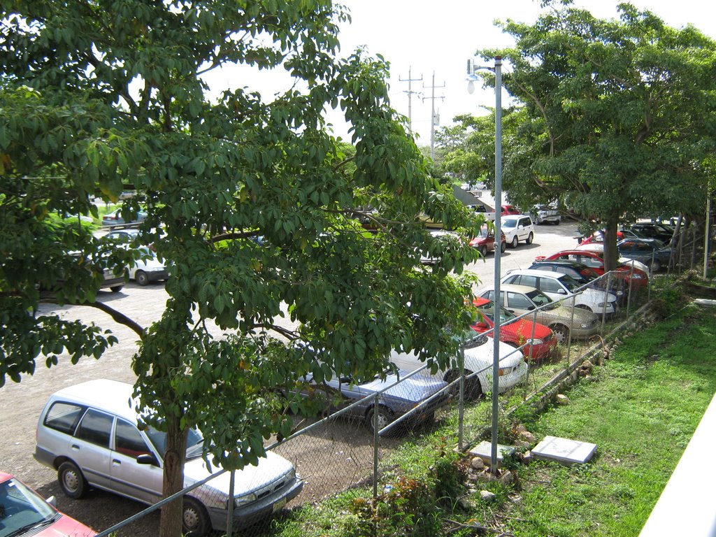 Estacionamiento para alumnos de la Facultad de Ingeniería de la UADY by José Repetto (Pepe)