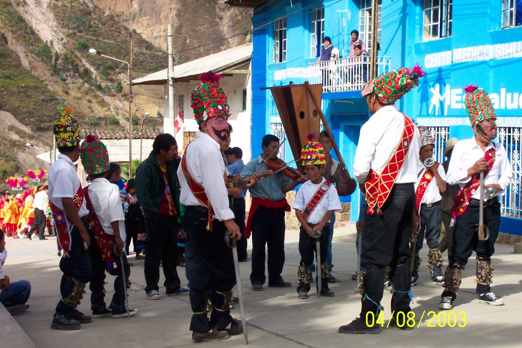 Danzantes descansando. by Wilfredo Valverde