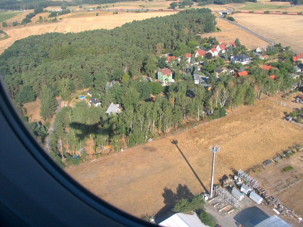 A319-Dresden-Landing3 (own shadow) by © Roland