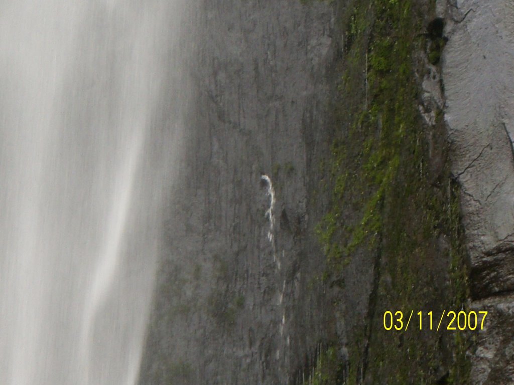 Cachoeira do Itambé, orifício no paredão de onde sai agua muito interessante.>>>>>.Waterfall of the Itambé, orifice in the thick wall where it leaves interesting water very. by Semeão.