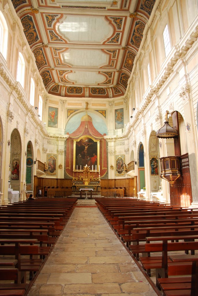 Intérieur de l'église de l'île à Martigues by Pierre Casquet