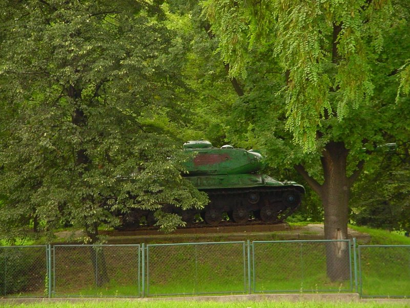 Czolg w parku Jordana [niestety usuniety] (the tank in Jordan park, no longer exists), Debica Aug-2003 by kslawko