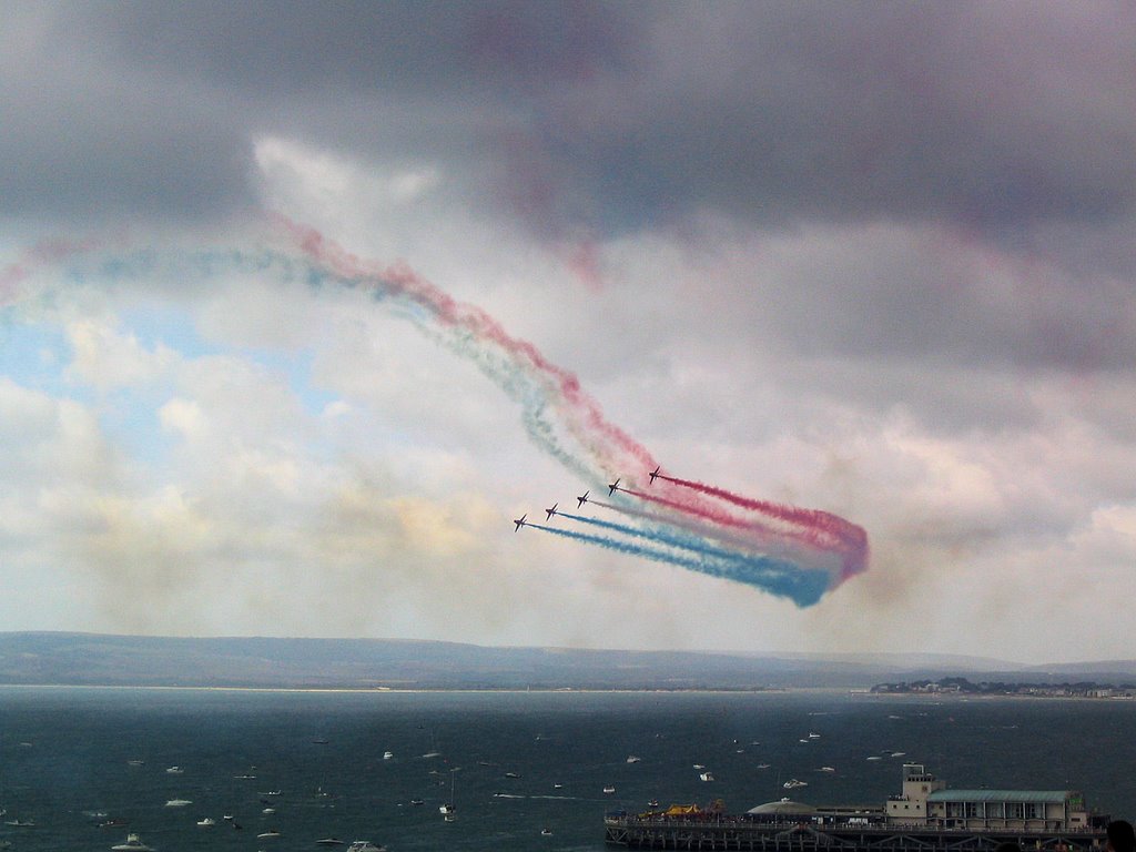 Red Arrows In Bournemouth by Enrico Antongiovanni