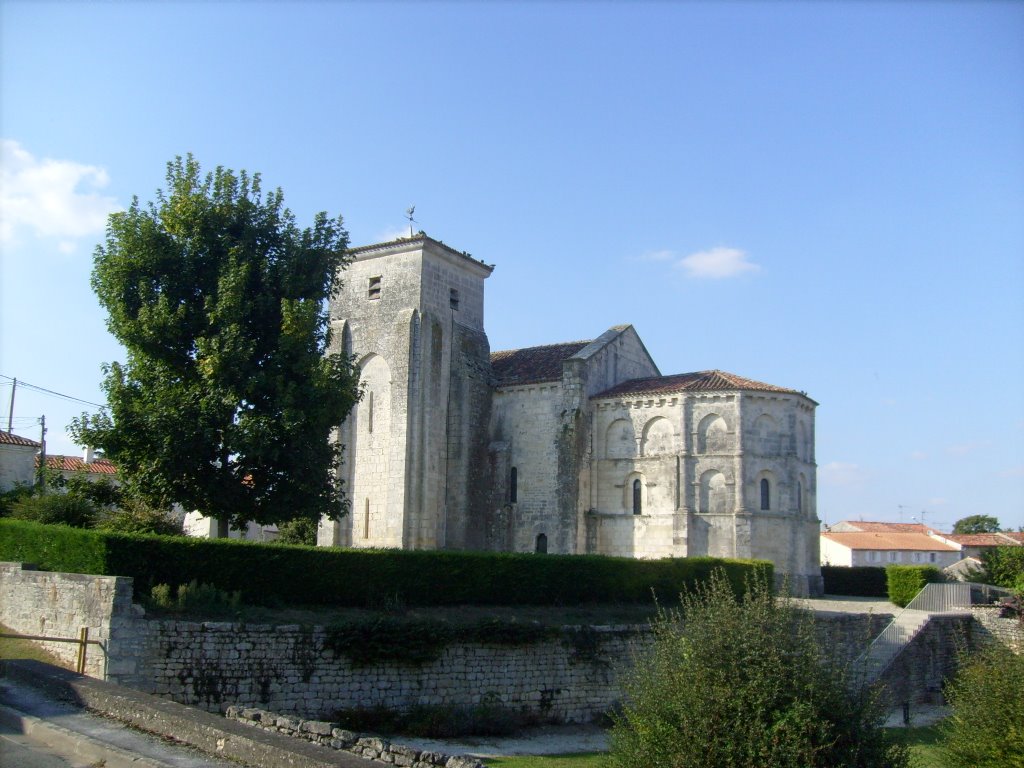 Chevet de l'église romane de Beurlay by FrenchCobber