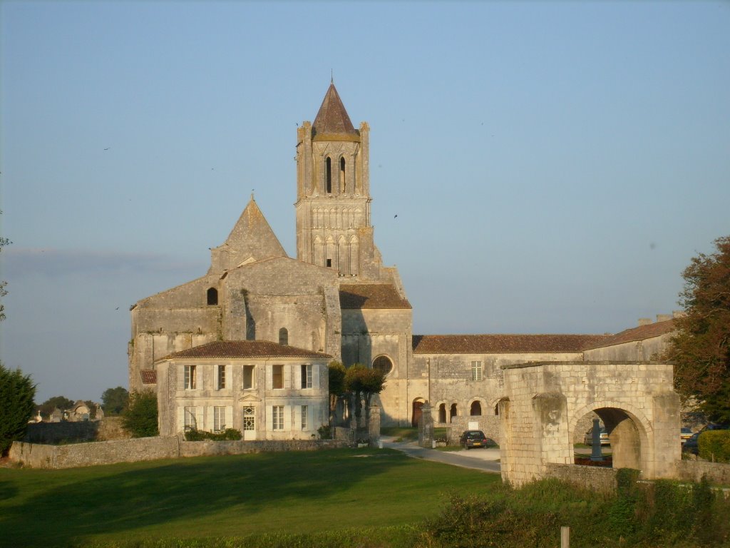 Abbaye de Sablonceaux by FrenchCobber