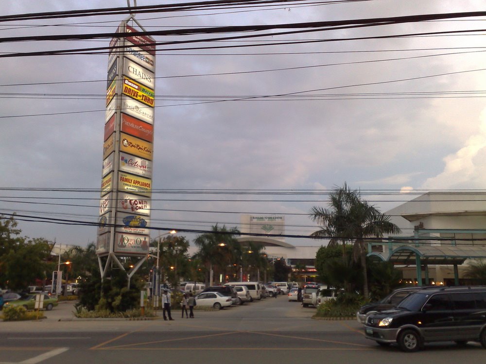 BANILAD TOWN CENTER, CEBU by roy kong