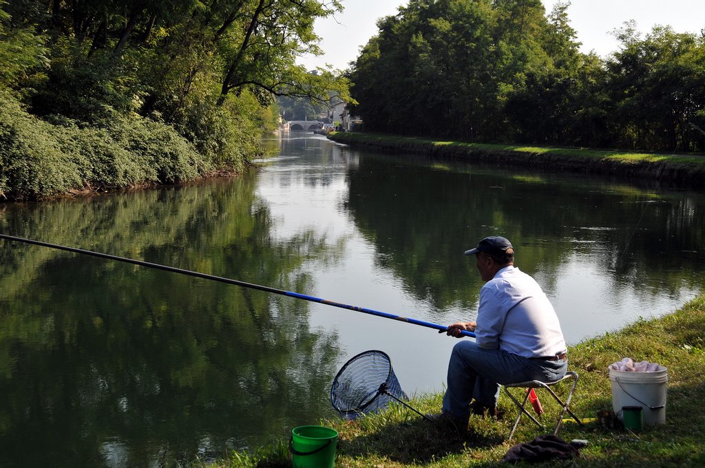 Pescatore sul Naviglio tra Bernate e Boffalora by tampe