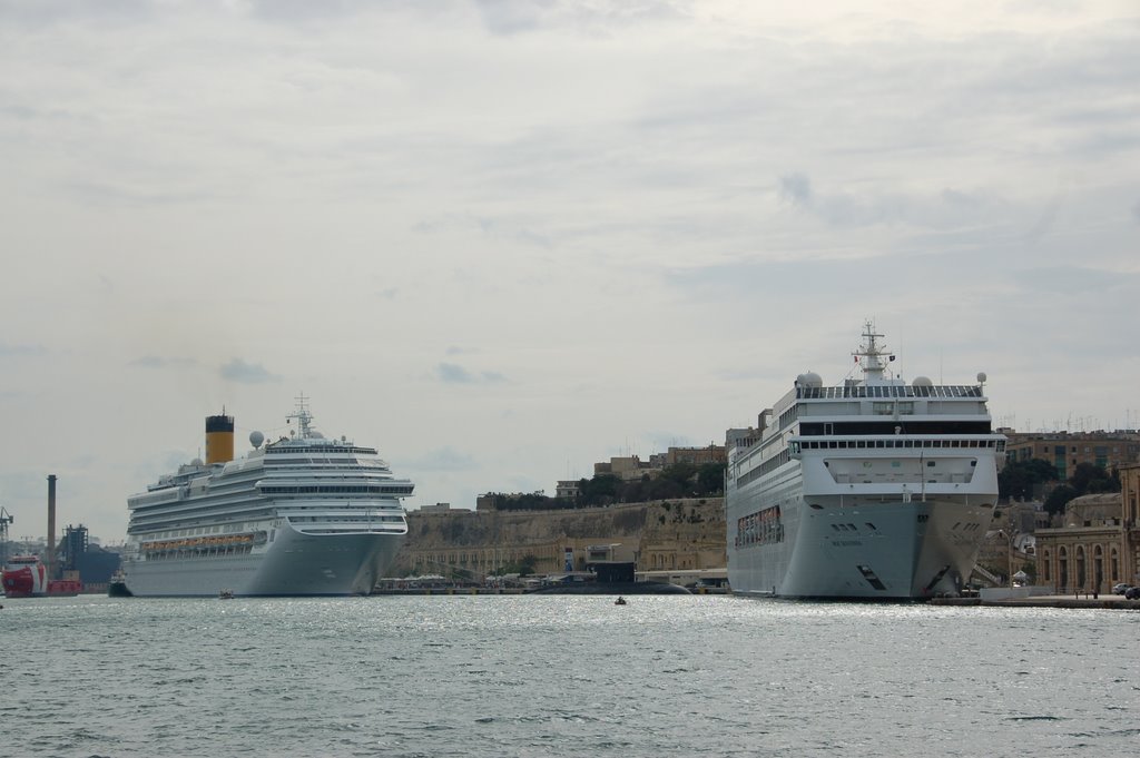 Costa Concordia al port natural de La Valletta, Malta by meteocoll