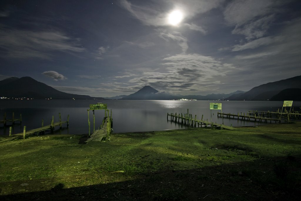 Lago Atittlan. Vista nocturna by Eduardo Enguita