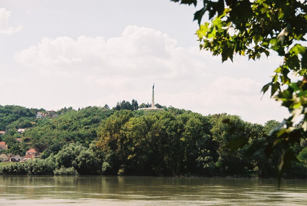 Batina - emlékmű a II. világháboruban elesett szovjet harcosok emlékére by Szklenár János