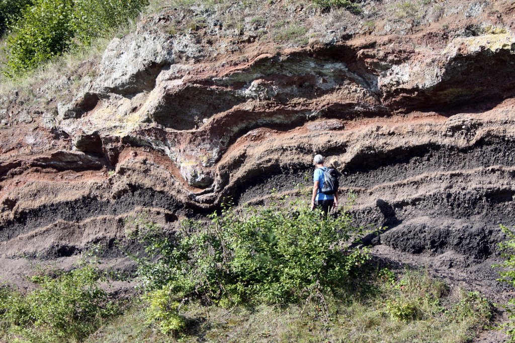 Lava aan het Booser Doppelmaartourenpad by frank roosenbrand