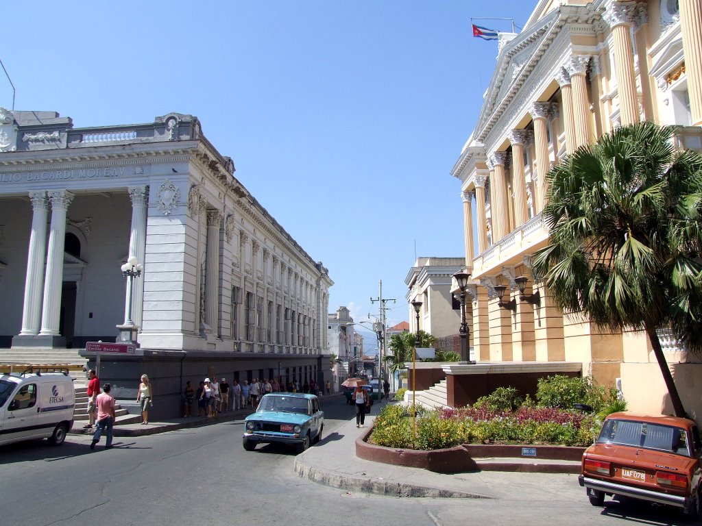 Musée Bacardi et façade du bureau du gouverneur, Santiago de Cuba, Cuba, Février 2008 by Christian Claveau