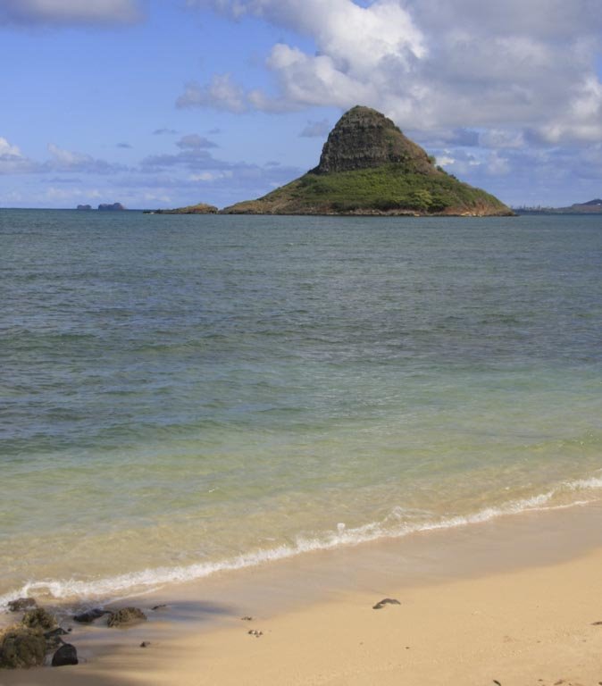 Mokoli'i Island viewed from Kualoa Park by Kaiching Chu