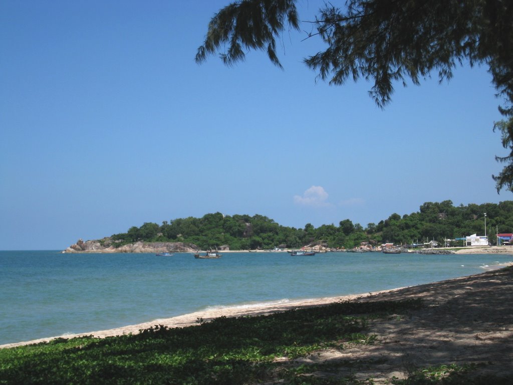 Kao Seng Beach by Denduean Panyada