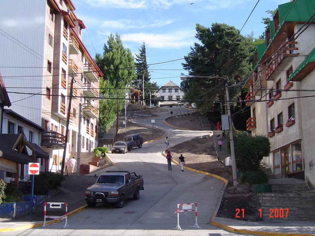 Calle extraña en San Carlos de Bariloche by Samuel Herzog