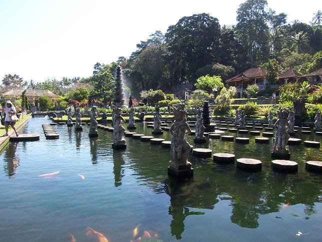 Tirta Gangga Fish Pond by ceyung