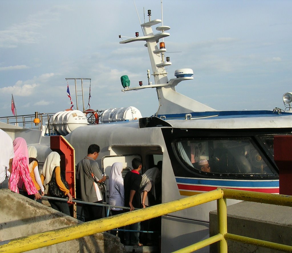 KUALA PERLIS @ CHECK IN TO FERRY by mohd salim yunus