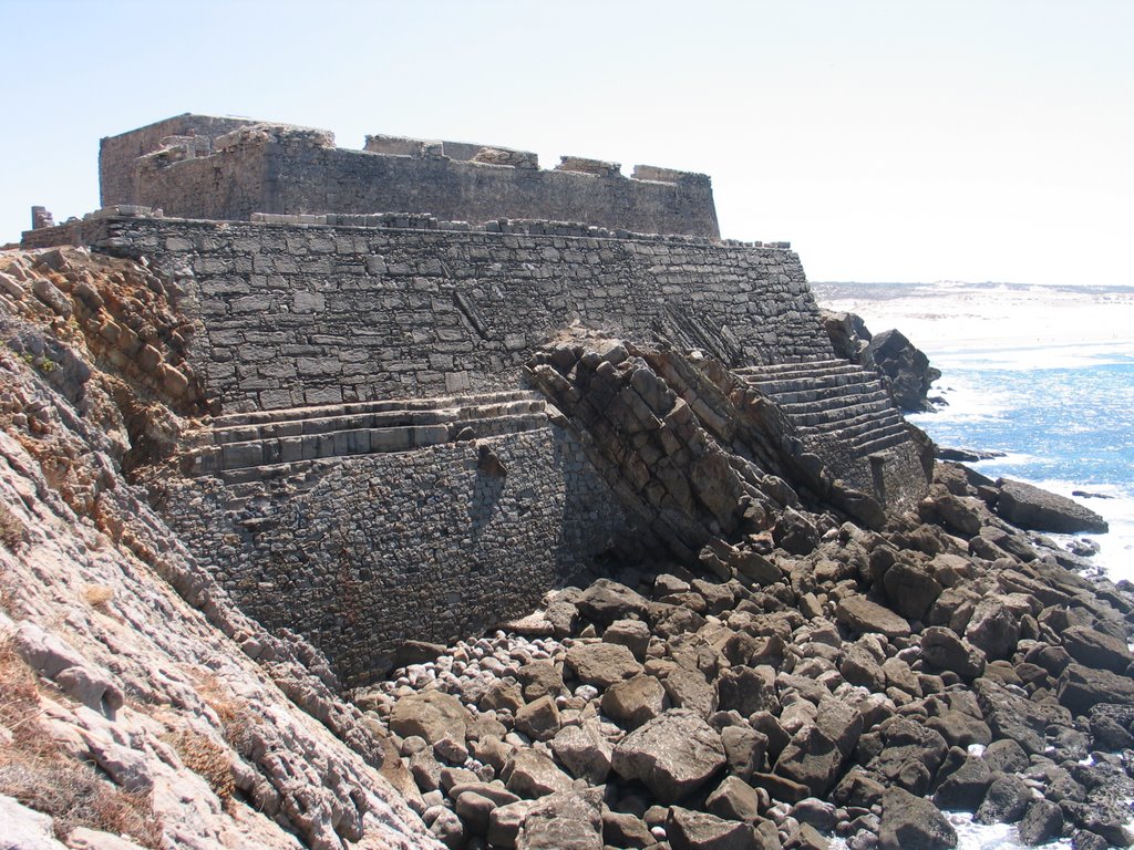 "intruders" at Forte do Abano by leinaDoli by leinaDoli