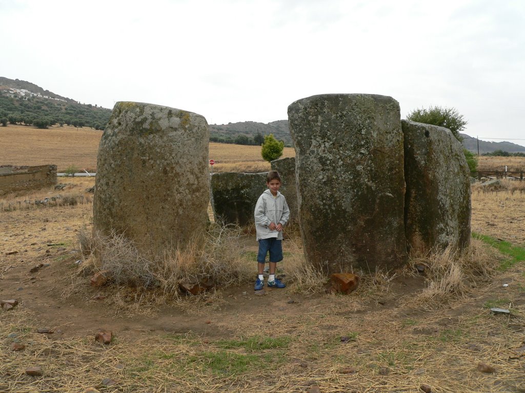 Dolmen en Magacela con mi sobrino Ivan un amanta de la Arqueología. by Jose Luis hernandez …