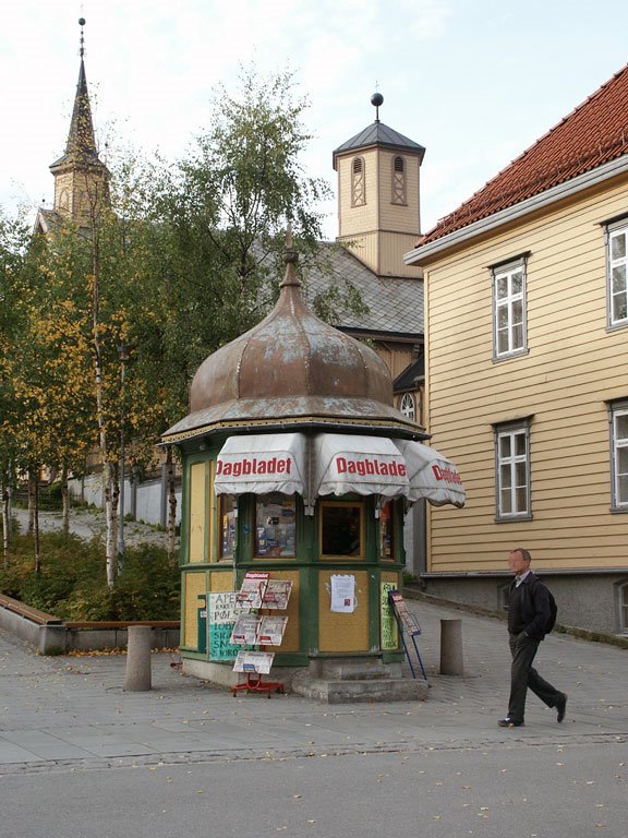 Kiosk vor der alten katholischen Kirche by N.Braun