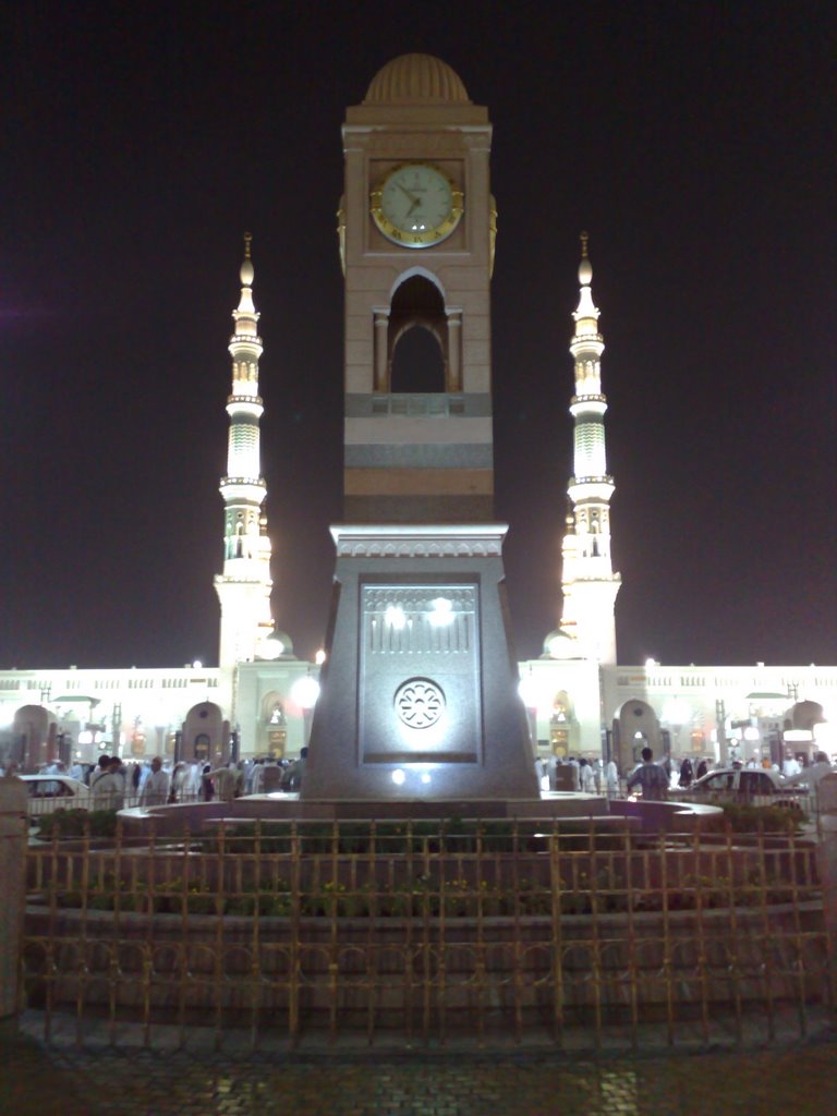 Main Gate of Prophet Mosque by kurniawan arif