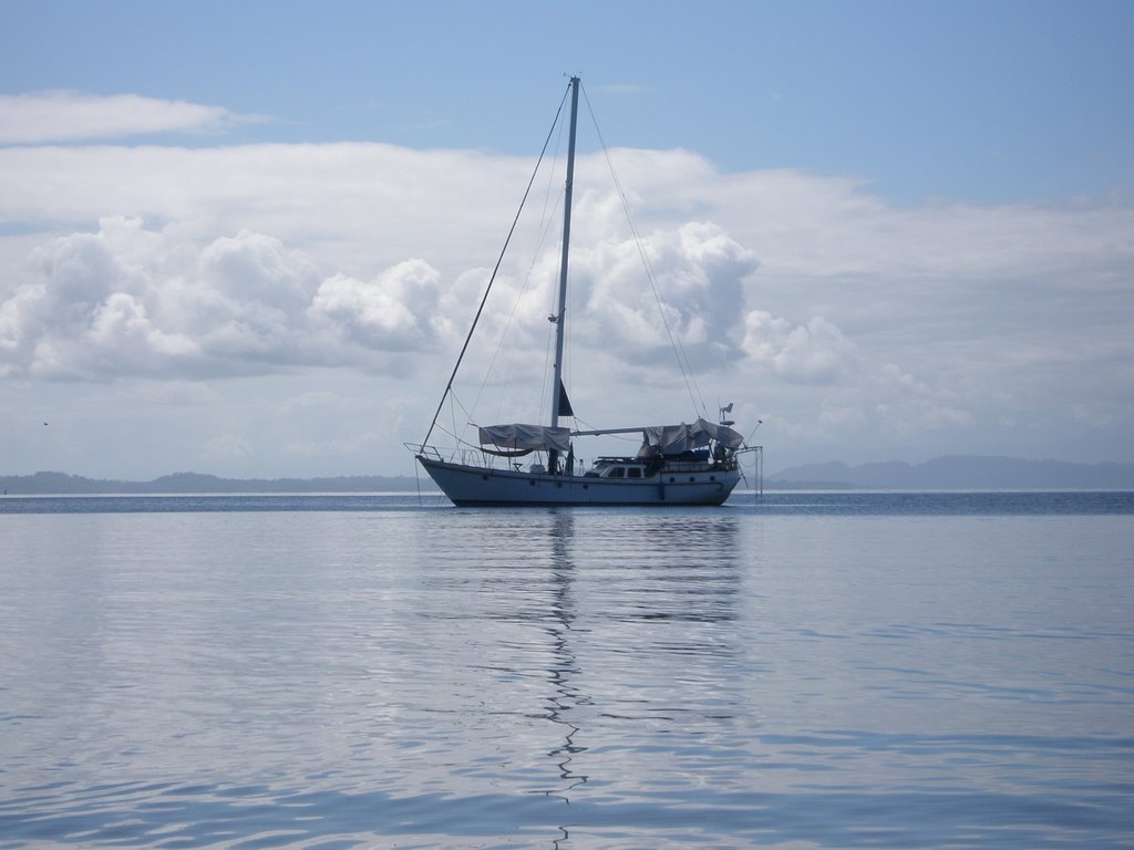 A boat in Playa Estrellas by GabrielMer