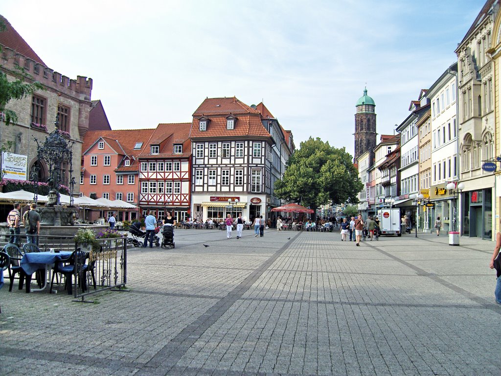 Marktplatz mit Gänseliesel vorm Alten Rathaus Göttingen by Parolle