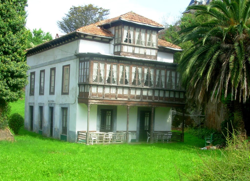 Comillas/Cantábria (Edificios que merecem "bonecos"...) by Majoca